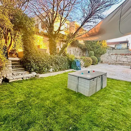 Holiday home La Maison De La Fontaine - Jardin Et Jacuzzi Nimes