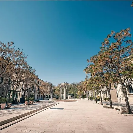 La Maison De La Fontaine - Jardin Et Jacuzzi Nimes