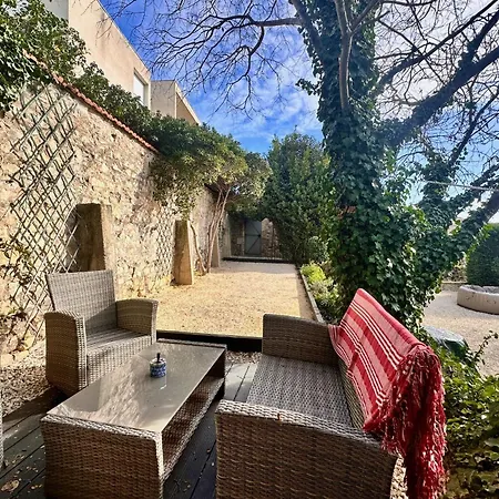 Holiday home La Maison De La Fontaine - Jardin Et Jacuzzi Nimes